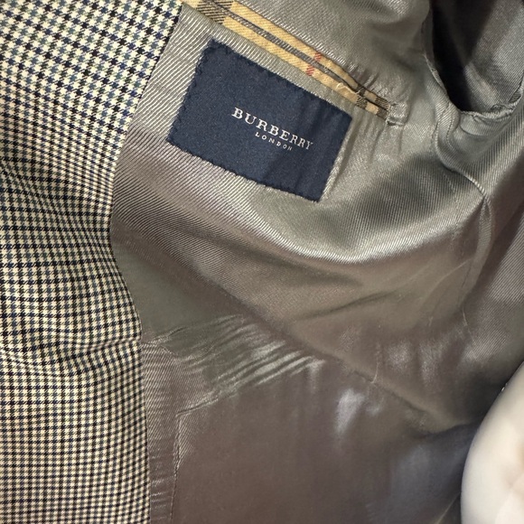 Burberry Gray Sport Coat with Sophisticated Texture - Picture 3 of 13